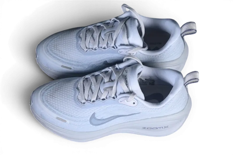 Nike Vomero Plus – White / Blue Grey | 45mm Full-Length ZoomX Metallic Silver Max Cushion Daily Running Shoe